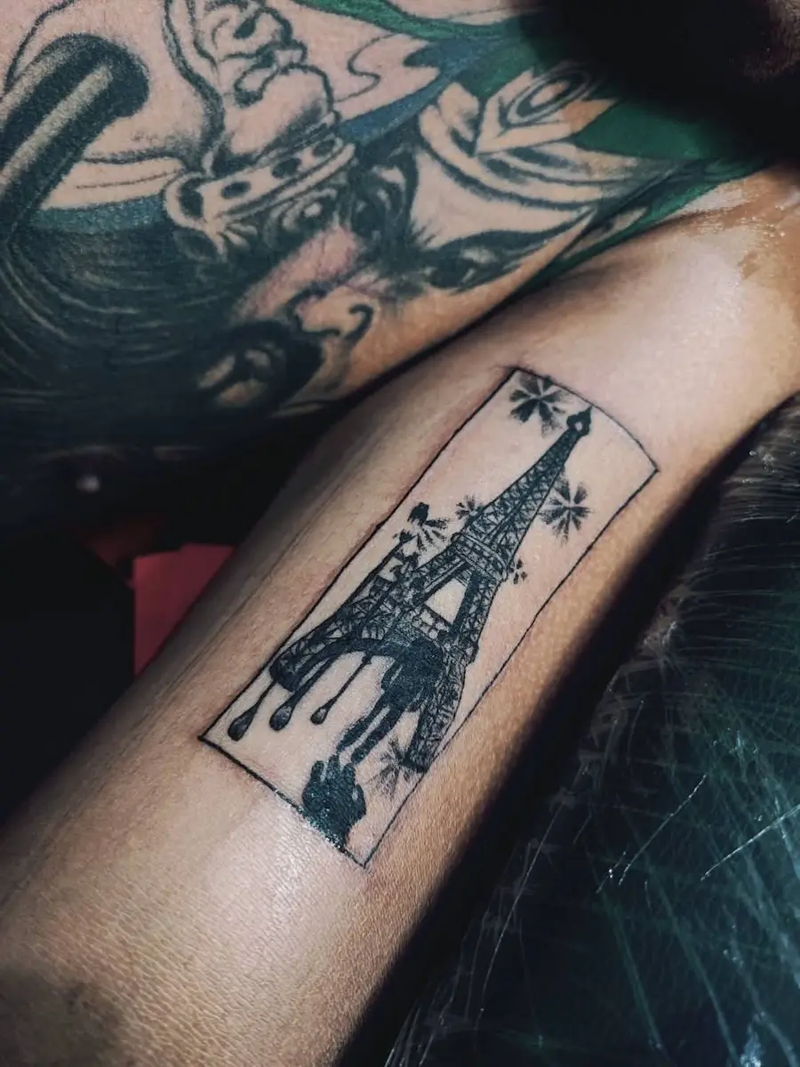 รอยสักหอไอเฟลลายเส้นดำสไตล์สเก็ตช์