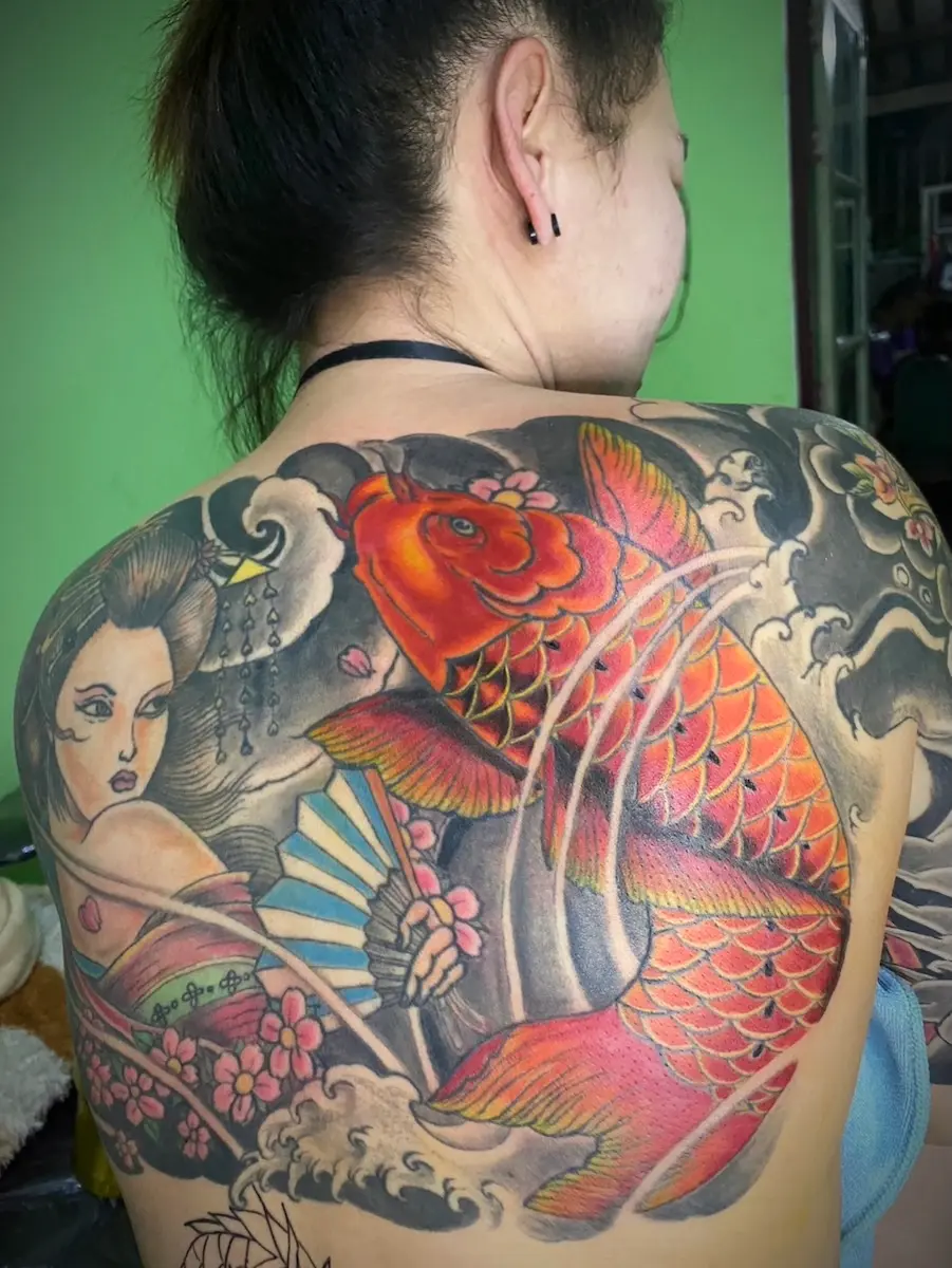 รอยสักญี่ปุ่นเต็มแผ่นหลังปลาคาร์ฟและเกอิชา