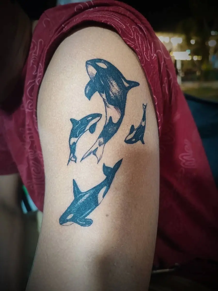 รอยสักครอบครัววาฬเพชฌฆาตสีดำสไตล์ Blackwork