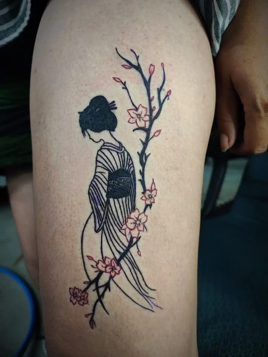 รอยสักผู้หญิงในชุดกิโมโนและกิ่งซากุระ